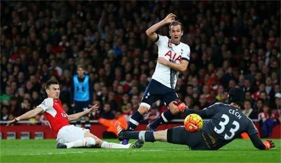 余名小棋手, 蹙眉凝神推, 指尖轻捻棋