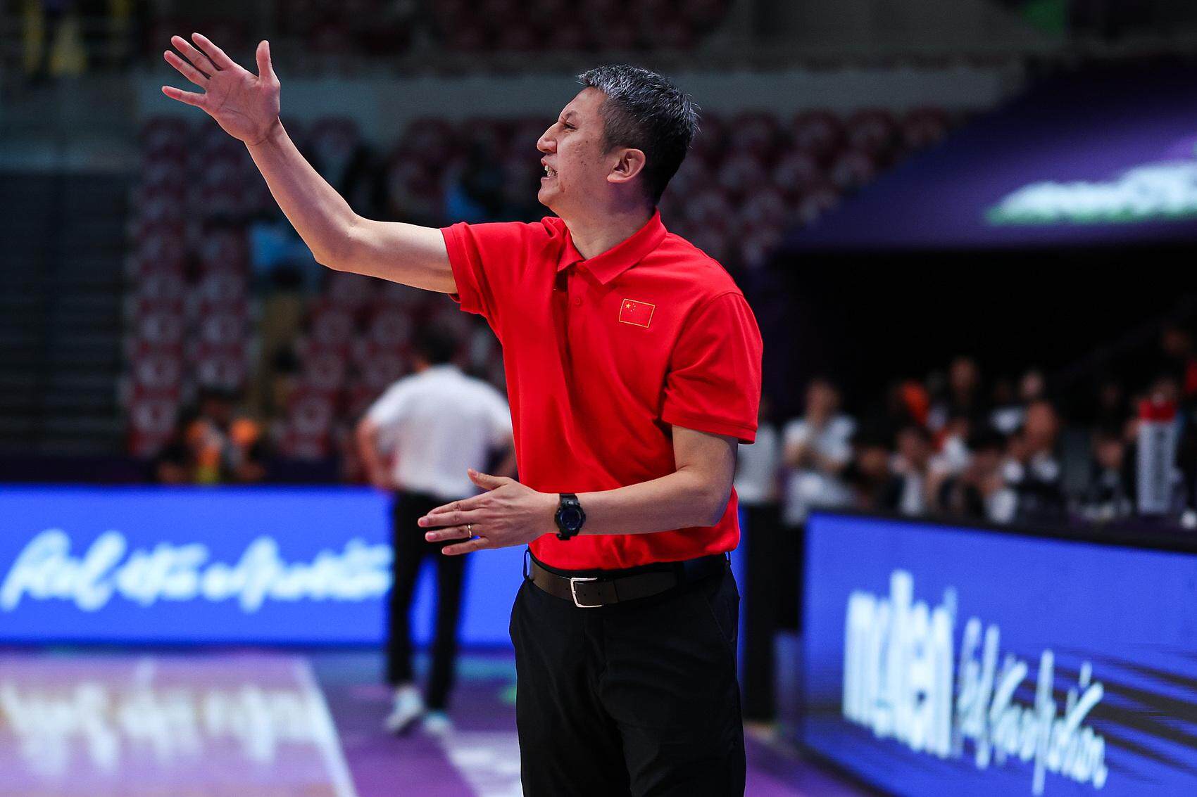 表现平平, 身而出承担